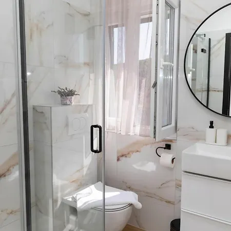 Lucica, Luxury By The Sea 住宿加早餐酒店 4*