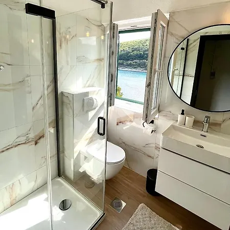Lucica, Luxury By The Sea