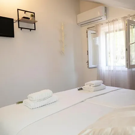 Lucica, Luxury By The Sea Bed & Breakfast Pucisca