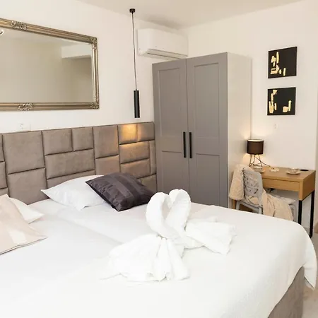 Lucica, Luxury By The Sea