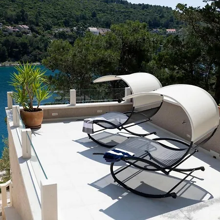 Lucica, Luxury By The Sea Bed & Breakfast
