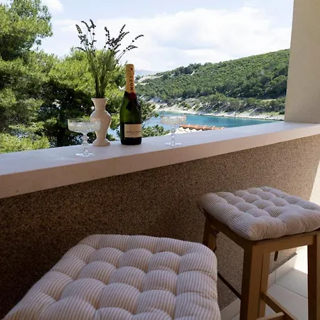 Lucica, Luxury By The Sea 4* 푸치스차