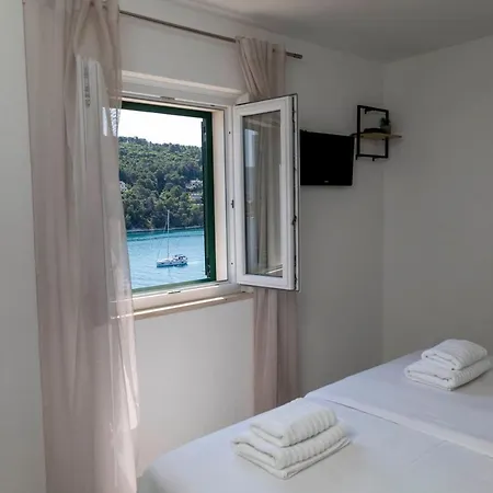 Lucica, Luxury By The Sea