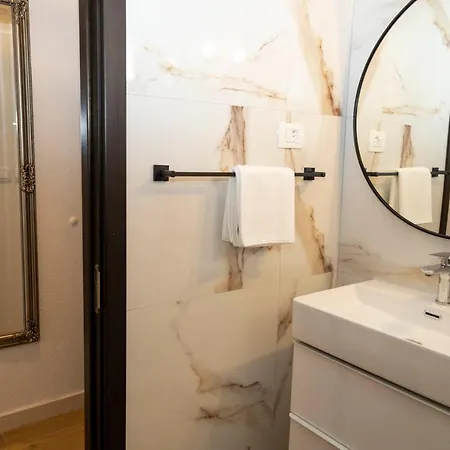 Lucica, Luxury By The Sea 住宿加早餐酒店 普契什查