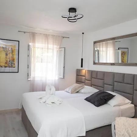 B&B Lucica, Luxury By The Sea 4*