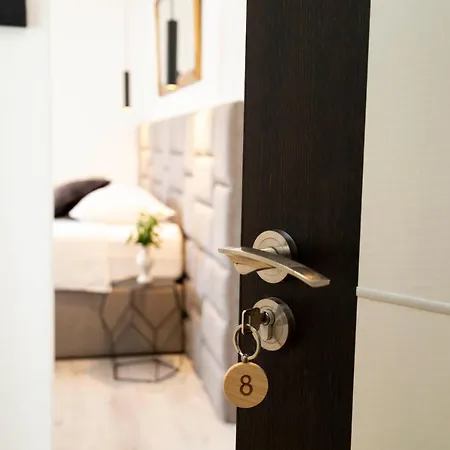 Lucica, Luxury By The Sea