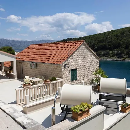 Lucica, Luxury By The Sea