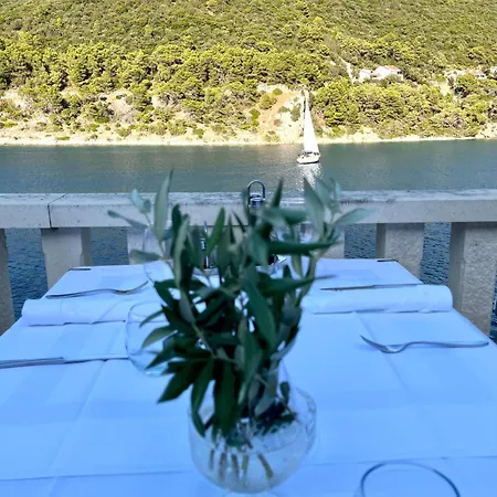 Lucica, Luxury By The Sea