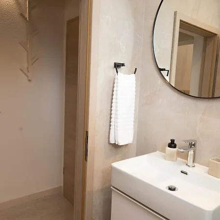 Lucica, Luxury By The Sea 住宿加早餐酒店