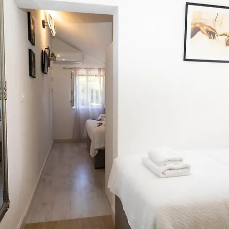 Lucica, Luxury By The Sea Bed & Breakfast